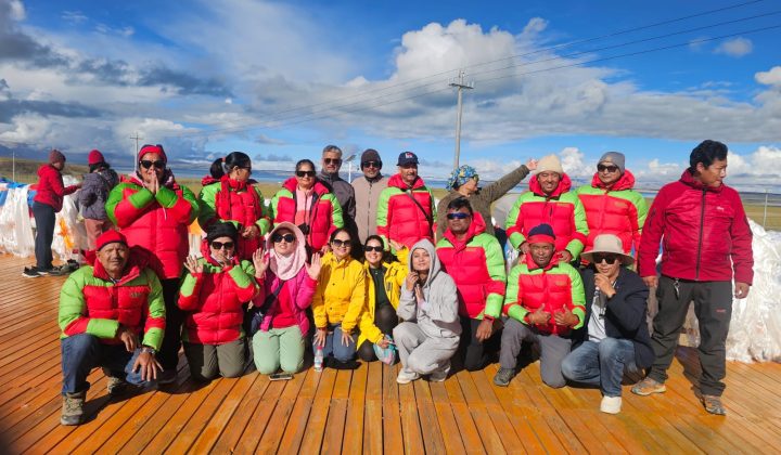Kailash Yatra Group at Mansarovar Lake